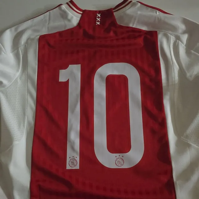 Broj 10 otisnut na crveno-bijelom dresu