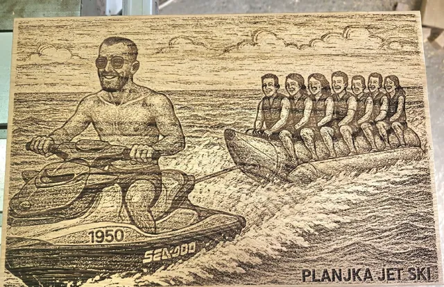 Detaljna gravura jet skija na hrastovoj ploči