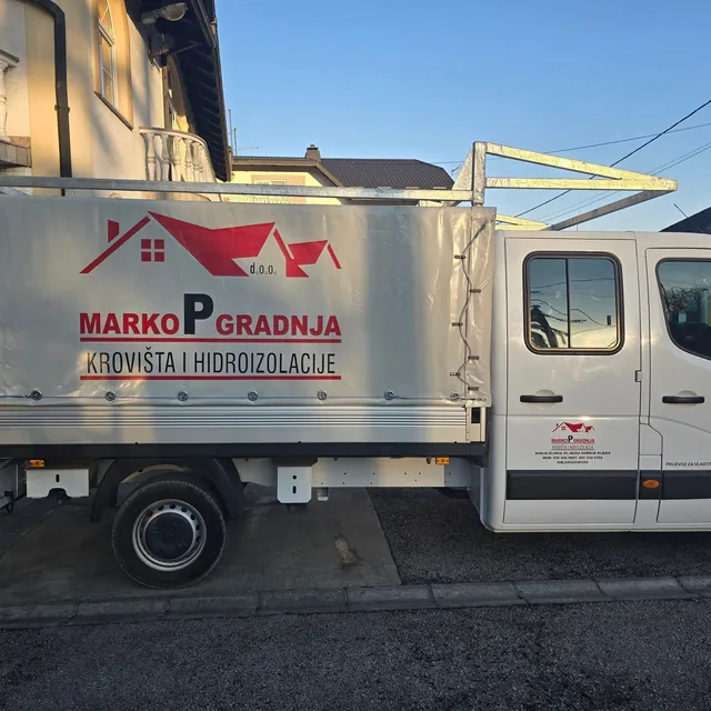 Bijeli kamion s brendiranom ceradom