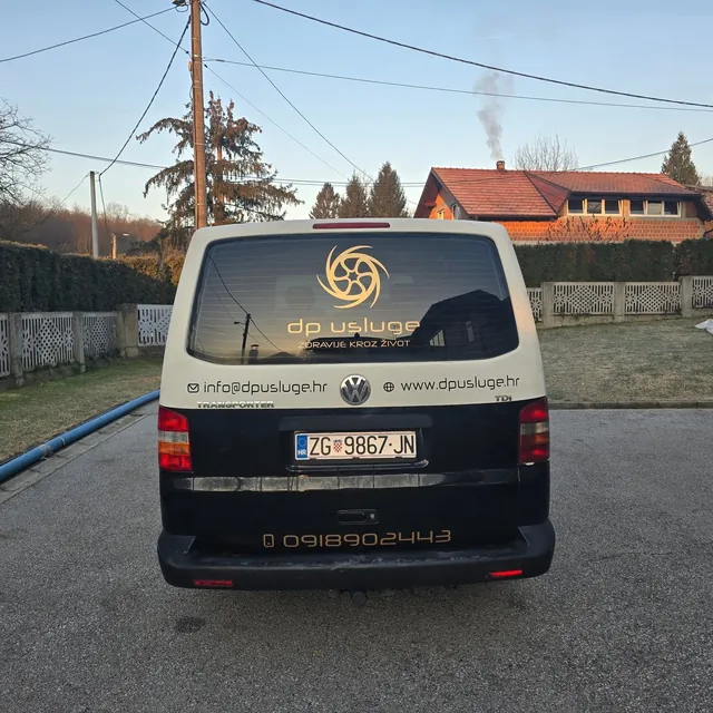 Brendirano stražnje staklo tamnog kombija