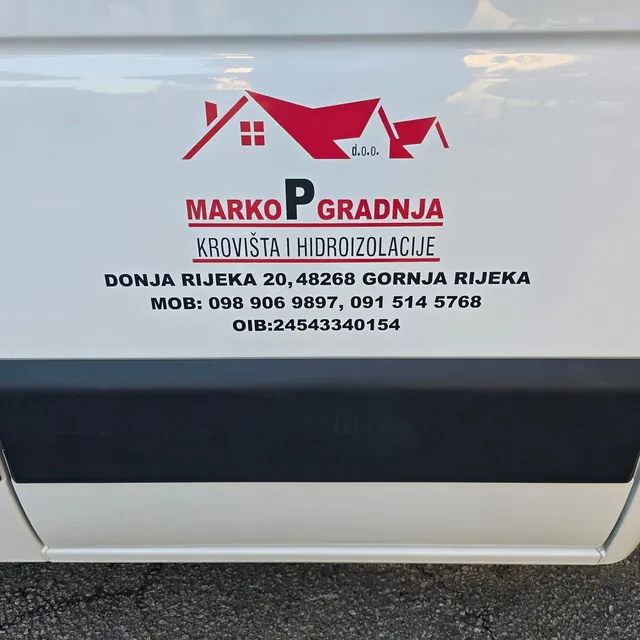 Logo i kontakt podaci na vratima bijelog kombija