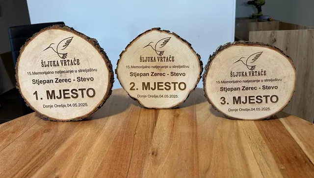 Tri gravirana drvena trofeja za 1., 2. i 3. mjesto